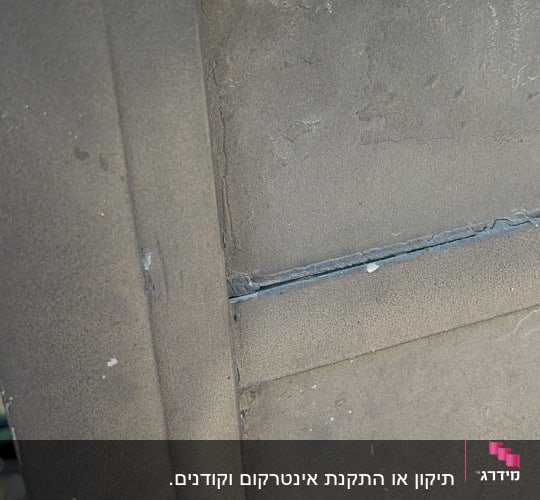 קודן מסוג VisionNet מותקן על גבי שער מתכת